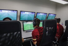 Árbitro vai usar câmera corporal no Campeonato Inglês pela primeira vez