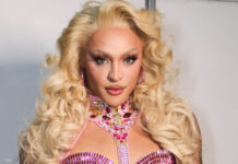 Pabllo Vittar leva tombo no palco em show com Karol G e machuca o joelho