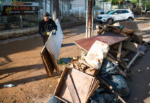 Cheia recua no centro de Porto Alegre e bares convocam mutirão de limpeza