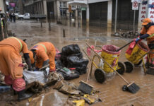 Centro de Porto Alegre vira cenário de lixo e entulho após baixa da cheia