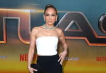 Após rumores de divórcio, Jennifer Lopez posa sozinha em evento