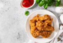 Saiba como reaquecer restos de frango frito para ficarem crocantes