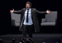 Javier Milei faz lançamento de livro virar show de rock; veja as imagens