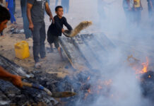 Veja as imagens após o ataque de Israel a um acampamento em Rafah