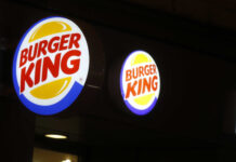 Funcionária do Burger King é demitida após identificar cliente como ‘debmental’