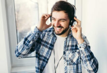Como criar uma playlist de música perfeita para alguém que você ama
