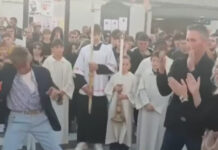 Avô dança em frente ao caixão do neto de 15 anos e vídeo viraliza