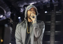 Eminem regressa aos palcos cinco dias após a morte da mãe