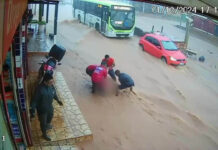 Mulher é arrastada por enxurrada e fica presa sob carro no DF; veja