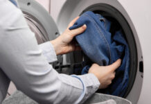 Saiba como recuperar calças jeans que encolheram na lavagem