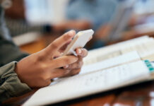 Lei que proíbe celular em escolas públicas e particulares de SP é sancionada