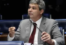 Lindbergh é ouvido pela PF em inquérito sobre Eduardo Bolsonaro e cobra atuação do governo Lula