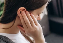 Ouvido entupido? Quando procurar ajuda médica