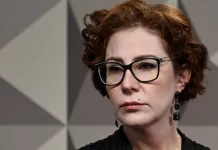 Banco bloqueia contas e cartões de Carla Zambelli