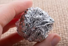 Veja os benefícios de colocar uma bola de papel de alumínio na despensa!