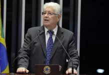 Crítico do PT, Roberto Requião irá filiar-se ao PDT neste mês