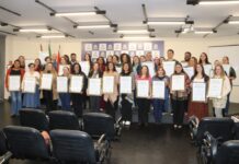 Escolas da rede municipal vencedoras do Prêmio Excelência Educacional recebem placa comemorativa do governo estadual