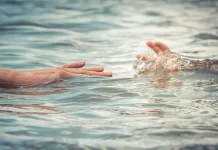 Idoso cai em canal durante temporal em Santos e é resgatado por moradores