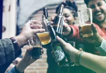 Ferramenta que monitora consumo de álcool em SP mostra que 25% têm risco alto ou muito alto de dependência