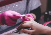 Anvisa proíbe duas substâncias utilizadas em produtos para unhas; veja quais