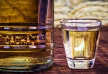 Cachaça contaminada por metanol deixou 37 mortos na Bahia em 1999; relembre outros casos