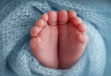 Bebê prematuro dado como morto é retirado do próprio velório chorando