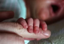 Crianças trocadas em hospital são devolvidas aos pais biológicos em Goiás