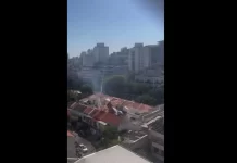 Balão cai sobre telhados de residências e pega fogo em São Paulo; vídeo
