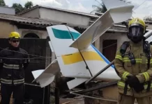 Avião de pequeno porte cai e atinge casa em Goiânia, e piloto sobrevive