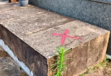 Cruzes vermelhas em túmulos causam reação em cidade do Paraná