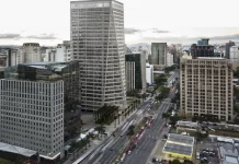 Prédio símbolo da ascensão da região da Faria Lima retoma tradição de Ano-Novo em SP