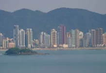 Chuvas alagam Balneário Camboriú; Defesa Civil de SC emite alerta