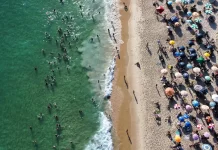 Saiba se barracas e quiosques podem cobrar por cadeira e guarda-sol na praia