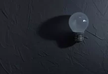 Mais de 50 mil imóveis permanecem sem energia em SP; chuva causa estragos na capital e litoral