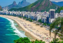 Ressaca em Copacabana: uma pessoa está desaparecida no mar e mais de 100 já foram resgatadas