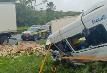 Seis morrem e 16 ficam feridos após carreta atingir van na BR-116 no Paraná