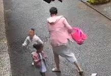 Mãe derruba própria filha no chão após lhe dar tapas na cabeça; vídeo