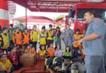 Crianças conhecem o trabalho do Corpo de Bombeiros de Sorocaba em curso de férias