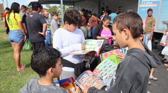 Ação solidária arrecada alimentos com troca de álbum de figurinhas neste sábado (16)