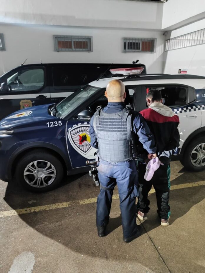 GCM apreende 415 porções de drogas e detém homem por tráfico no Jd. Nova Esperança