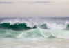 Ressaca atinge o Rio de Janeiro com ondas de até 3 metros; veja a previsão do tempo