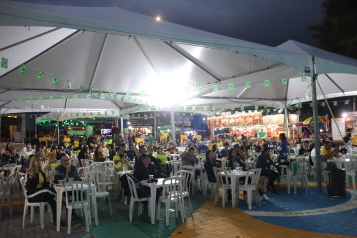 Estreia do Brasil na Copa é exibida em telões no Parque Campolim e no Paço Municipal com grande número de torcedores