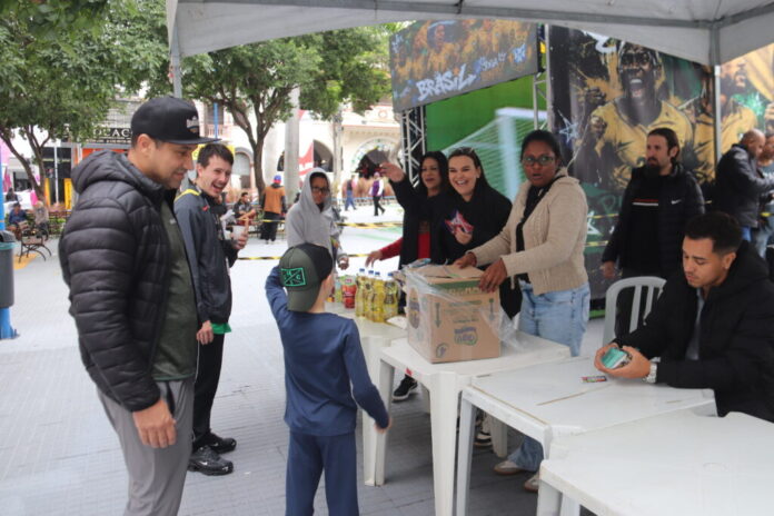 Troca solidária de figurinhas arrecada cerca de uma tonelada de alimentos