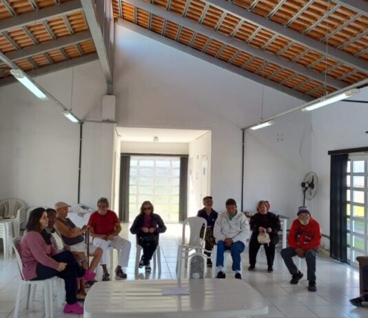 Palestra da campanha Junho Violeta é levada à Vila Dignidade de Sorocaba