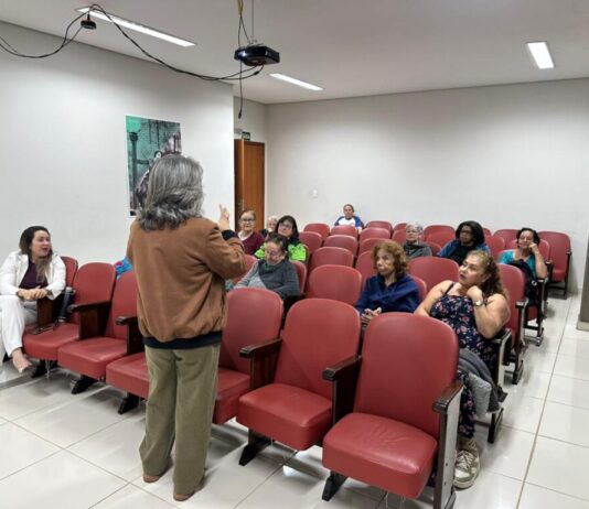 Clube do Idoso de Sorocaba tem roda de conversa em alusão ao Junho Violeta