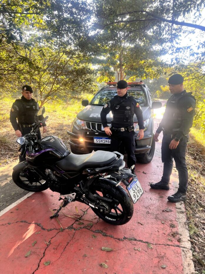 GCM de Sorocaba recupera motocicleta furtada abandonada em área de mata no Jardim Santo André