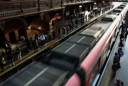 Falha no sistema de portas causa lentidão em três linhas do Metrô de São Paulo