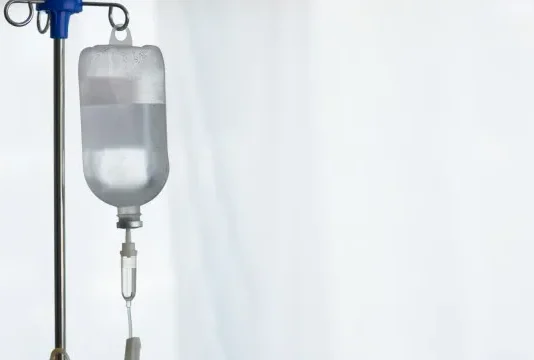 Criança fica em estado grave e vai para a UTI após ser atingida por trave