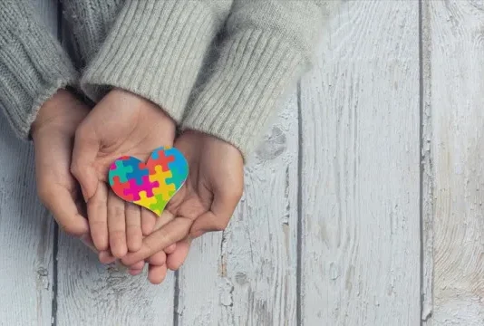 Dia do orgulho autista: saiba os direitos dos alunos na escola