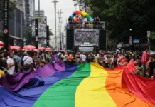 Parada LGBT+ reforça distância da direita e contrasta com Marcha para Jesus